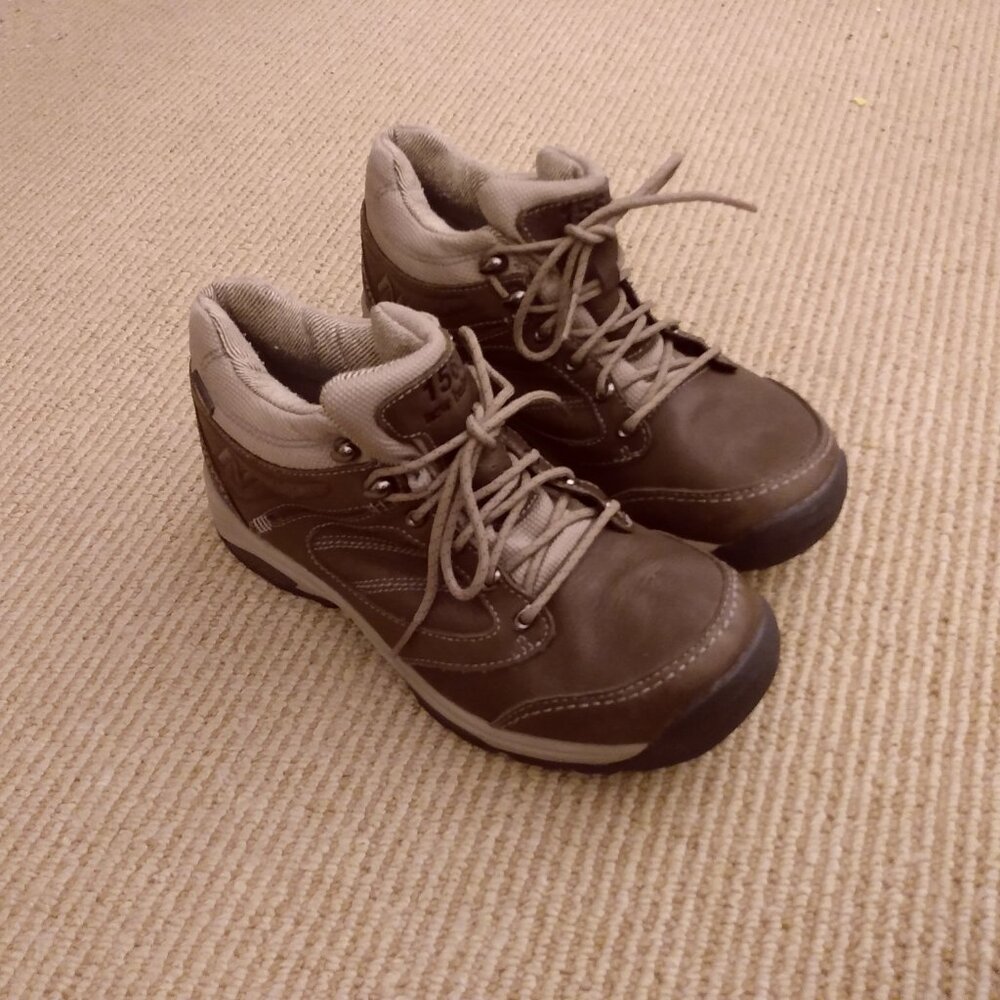 New Balance Size 10 1/2 Brown 1569 Gore Tex Hiking Boots Like New!